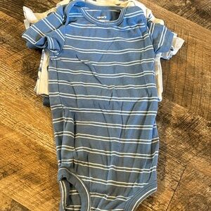 Bundle of 5 carters onesies never worn